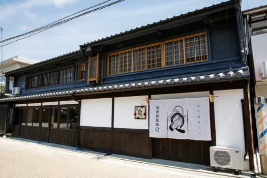 明治・大正期に建てられた建物をリノベーションした加里屋旅館Q 外観（昼景）