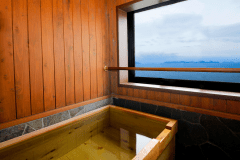 2021年5月お部屋の内風呂の改装を行いました。瀬戸内海の景色をお楽しみください