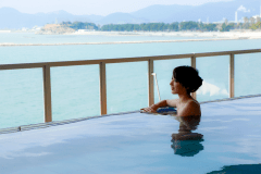 海と湯船が一体になる不思議な湯浴みをお楽しみ下さい。