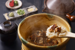 【穴子釜めし】秘伝の甘辛ダレで穴子を一度焼き上げ旨味を閉じ込めました