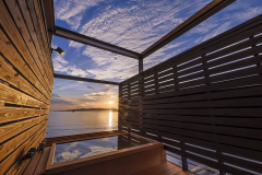 海面に光の道を照らし出す夕陽を眺めながらの贅沢な湯浴みを