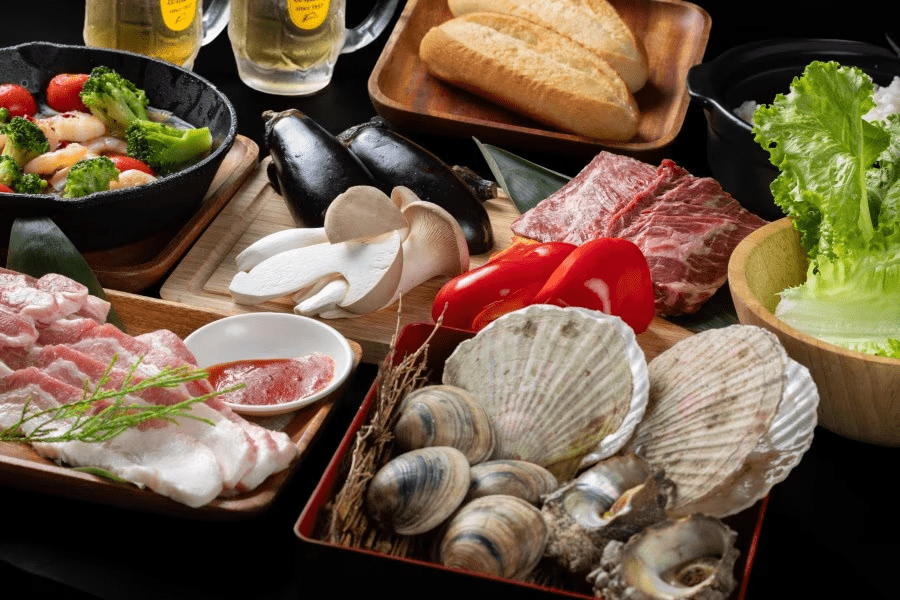 地元で採れた食材を中心に、ボリュームのある食材をご用意します。時期により食材は変わりますが、その時一番の旨い!を召し上がれ! 地元で採れた食材を中心に、ボリュームのある食材をご用意します。時期により食材は変わりますが、その時一番の旨い!を召し上がれ!