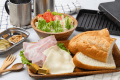 朝食は用意された素材をご自身でサンドしたり焼いたりして作っていただきます。出来立てをお部屋にある自慢のコーヒーを挽いて召し上がれ♪キューバサンドとはパンにハム、チーズ等の具材を挟んで両面をカリッと焼き上げるアメリカ・フロリダ発祥のホットサンドです。セルフは自分のタイミングで食事がとれると皆様に喜んで頂いています。 朝食は用意された素材をご自身でサンドしたり焼いたりして作っていただきます。出来立てをお部屋にある自慢のコーヒーを挽いて召し上がれ♪キューバサンドとはパンにハム、チーズ等の具材を挟んで両面をカリッと焼き上げるアメリカ・フロリダ発祥のホットサンドです。セルフは自分のタイミングで食事がとれると皆様に喜んで頂いています。