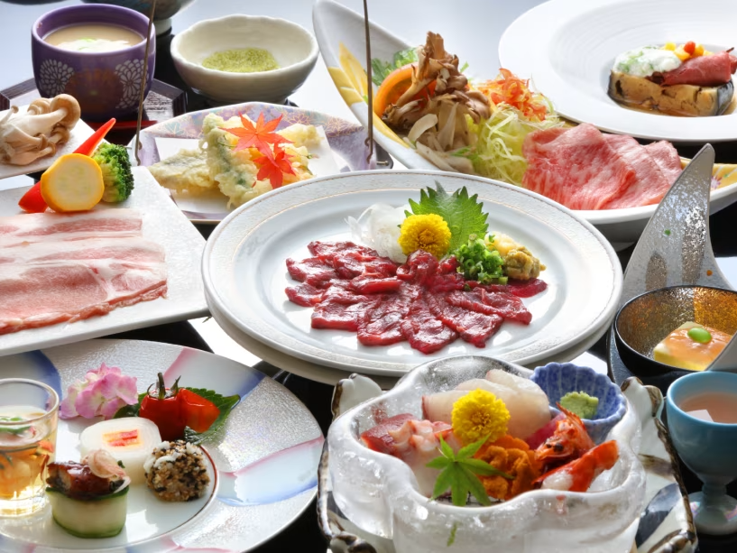 【たちばな会席】6～8月の会席イメージです。季節によって変わる、贅沢食材が一品ついています！夏のたちばな会席の贅沢食材料理は「馬刺し」。低カロリーでありながら高タンパクの馬刺し。 夏の疲労回復におすすめのお肉です。