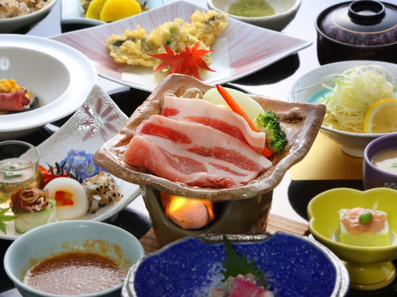 【みのう会席】6～8月の会席イメージです。うきはのブランド豚「耳納いっーとん」がメインの会席料理です※耳納いっーとん（豚肉）料理は季節により調理法が変わります。