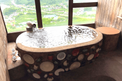 【展望風呂付き洋室（温泉付き）】小石原焼デザインの石風呂タイプ（※陶器風呂ではありません）。ご希望がございましたら、当館までご連絡くださいませ。※ご予約時の備考欄へ入力いただくか、お電話（0946-63-3515）にてお願いいたします。ご希望ない場合はお任せです。