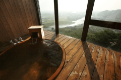 【展望風呂付き洋室（温泉付き）】檜風呂タイプ※ご希望がございましたら、当館までご連絡くださいませ。※ご予約時の備考欄へ入力いただくか、お電話（0946-63-3515）にてお願いいたします。ご希望ない場合はお任せです。