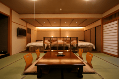 露天風呂和洋室です。和室10畳+洋室ベッド3台