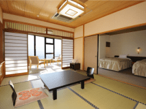 【和洋特別室】和室10畳＋ツインベット＋広縁付きのお部屋です。山側（耳納連山）の眺望の良いお部屋です。