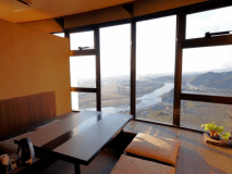 個室ダイニング食イメージです。【個室ダイニング「遥」】窓一面から筑後平野を一望できます。