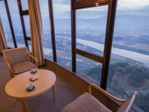 【パノラマ和室特別室】標高160ｍから見下ろす景色。自然の息吹を感じます。