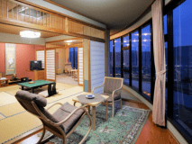 【パノラマ和室特別室】夜になると、原鶴温泉街の灯りがきらめき、夜景をお楽しみいただけます。