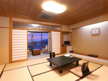 【スタンダード和室】ゆったり落ち着く和の空間。広縁からは窓一面、筑後平野の景色が見渡せます。