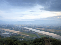 【南側の眺望】遠く連なる耳納連山・筑後川・原鶴温泉街の景色を見渡せます。