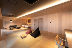 【2023年リニューアル！夕日の見える広々和洋室】琉球畳の和空間と洋室リビングが融合したスタイリッシュなお部屋です。急なお仕事にも対応！お一人様利用可能なデスクも設置しています。