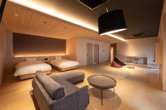 【2023年リニューアル！夕日の見える広々和洋室】琉球畳の和空間と洋室リビングが融合したスタイリッシュなお部屋です。