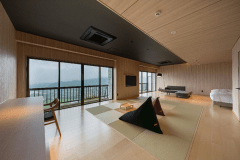 【2023年リニューアル！夕日の見える広々和洋室】雄大な筑後平野と夕日の絶景をお部屋からお愉しみいただけます。77平米、琉球畳とベットタイプの広々とした和洋室で開放感あるお部屋です。