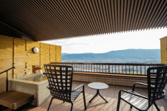 【2024年リニューアル】露天風呂和室の露天風呂ベランダイメージ。