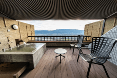 【2024年リニューアル】露天風呂和室の露天風呂ベランダイメージ。