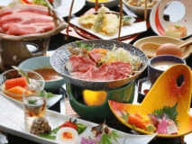 6～8月の会席イメージです。 九州産の数ある和牛の中から厳選した霜降り「黒毛和牛」です。季節によって調理法が変わります。