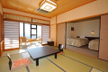 【眺望確約の和洋特別室】南側のお部屋です。原鶴温泉街や耳納連山を一望できます。夜は原鶴温泉街の灯りが夜景となってお楽しみいただけます。