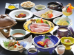 【みのう会席】6～8月の会席イメージです。うきはのブランド豚「耳納いっーとん」がメインの会席料理です※耳納いっーとん（豚肉）料理は季節により調理法が変わります。