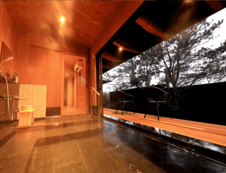 空の専用半露天風呂