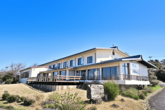 【外観】自然に囲まれた空間で、癒やしのひとときをお過ごしください。