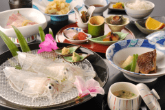 【夕食一例】生簀で泳ぐ新鮮なイカをメインにした会席