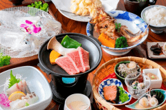 【夕食一例】活きイカと特選佐賀牛陶板焼き。柔らかい赤身の中にきめ細かいサシが入った見事な霜降り。