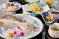 【夕食一例】活きたままのイカの刺身をたっぷり堪能した後は、ホックホクの天ぷらを