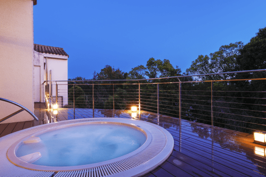 【里創人俱楽部　伊勢志摩】ゆうなぎの湯｜的矢湾の静けさが伝わる、風情ある露天ジャグジー。