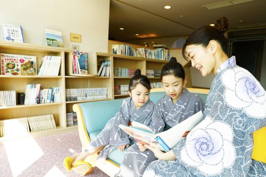 【ライブラリースペース】多彩な書籍が並び、年齢や性別を問わず、誰でも楽しめるスペースです。
