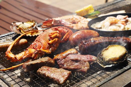 【プレミアムBBQ】炭火の匂いと素材の旨味が一体となった風味は、まさにBBQならではの楽しみ方！