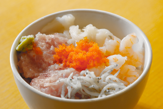 【朝食】地元地魚を使った特製「のっけ丼」