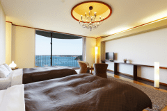 【DXツイン】広々とした洋室で、大きな窓から海を一望できる最上階の客室。快適に過ごせる空間です。