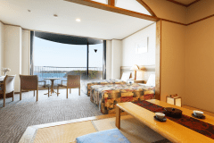 【和洋室】5名様まで宿泊可能、洋と和が融合したリラクゼーション空間。