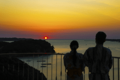 朝日を見ながら、大切な人々と過ごす至福の時間。そこに広がる壮大なパノラマが、一日を心地よく包みます。