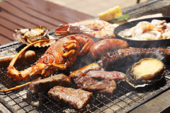 【プレミアムBBQ】炭火の匂いと素材の旨味が一体となった風味は、まさにBBQならではの楽しみ方！