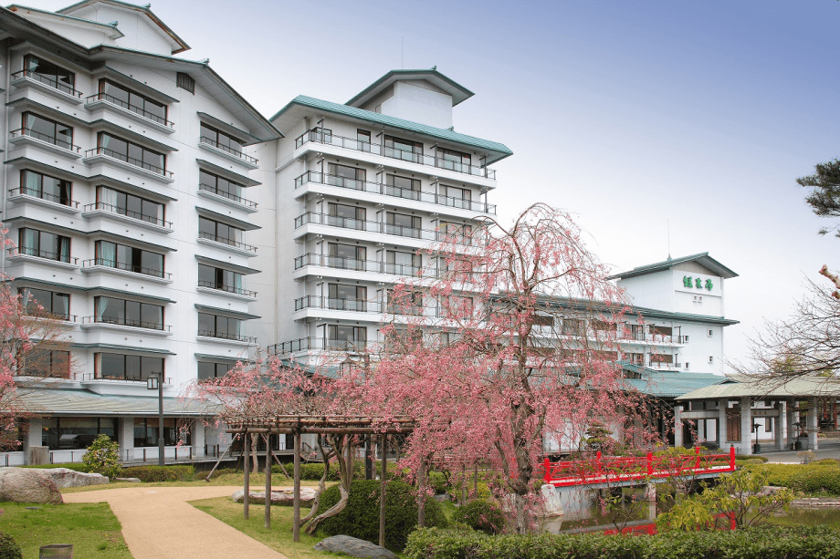 しだれ桜がきれいな春の緑水亭