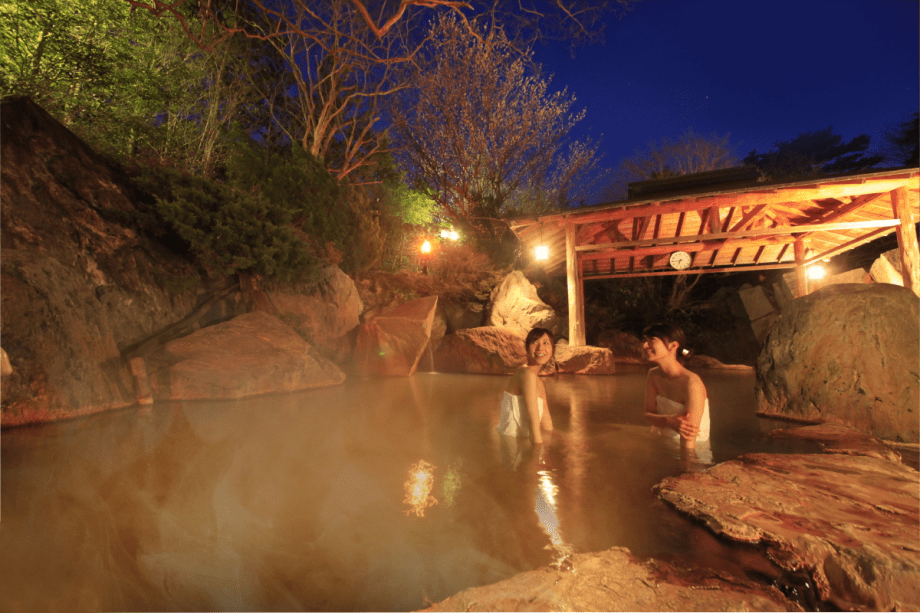 篝火（かがりび）を灯す幻想的な露天風呂