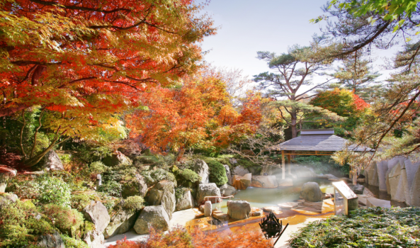紅葉がきれいな秋の露天風呂