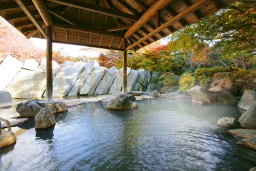 紅葉がきれいな秋の露天風呂