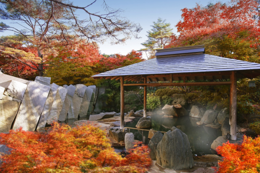 紅葉がきれいな秋の露天風呂