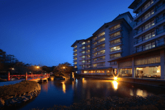 ライトアップされた緑水亭