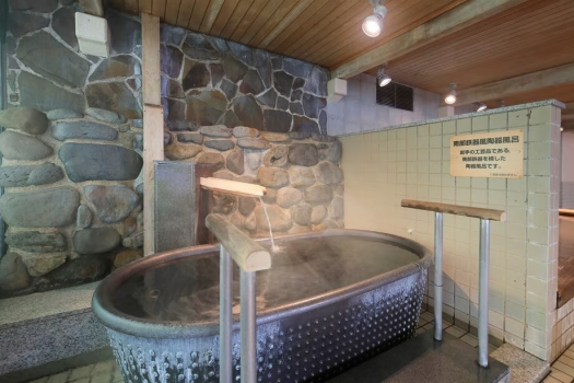 【南部鉄器風陶器風呂】岩手の工芸品である南部鉄器を模した陶器風呂です。
