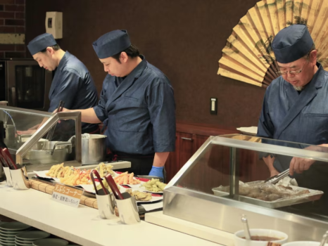 【夕食バイキングオープンキッチン】出来立てのお料理をお楽しみください。