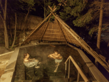 庭園縄文風呂【ぬりさわの湯】竪穴の湯　露天