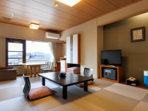 【和モダン和室】御所湖を一望できるモダンな琉球畳の和室です。