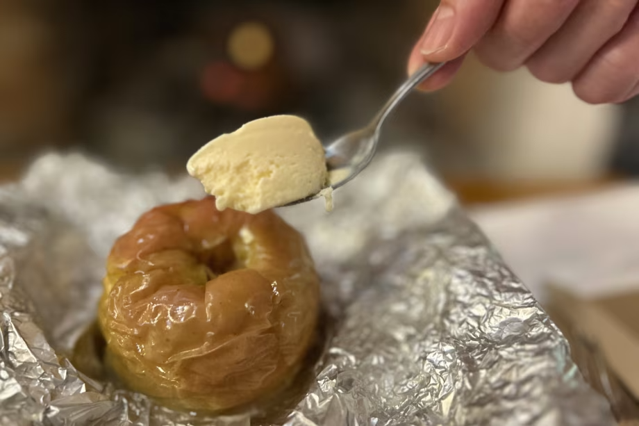 暖炉で焼いた熱々のりんごにジャージーアイスクリームをトッピング! 暖炉で焼いた熱々のりんごにジャージーアイスクリームをトッピング!